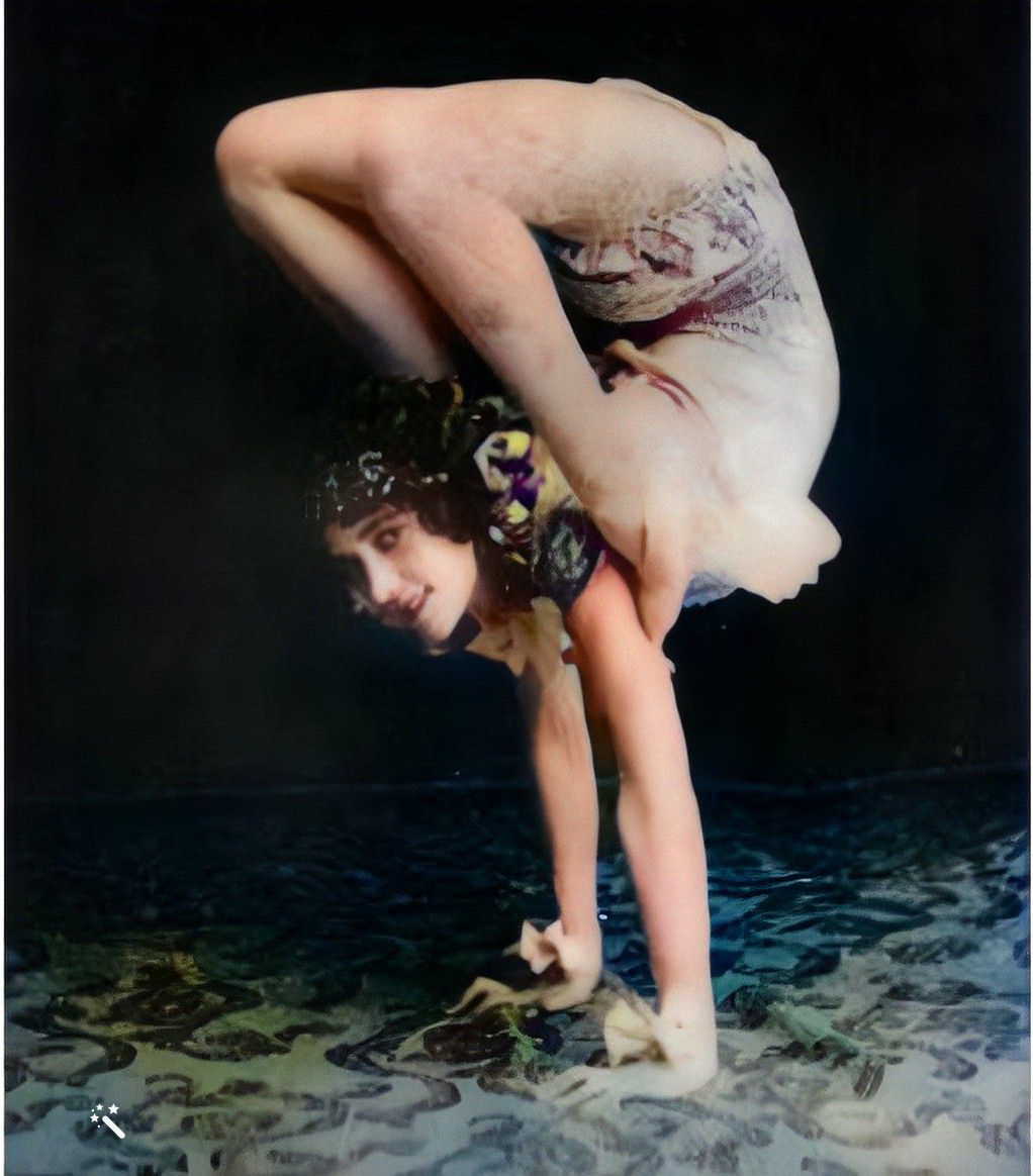 Lily Flexmore Reverse Handstand